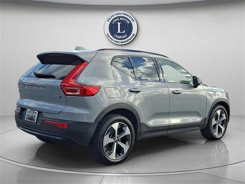 2025 Volvo XC40 B5 Plus Dark Theme