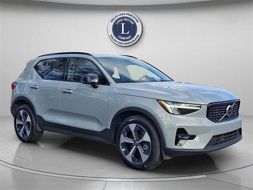 2025 Volvo XC40 B5 Plus Dark Theme
