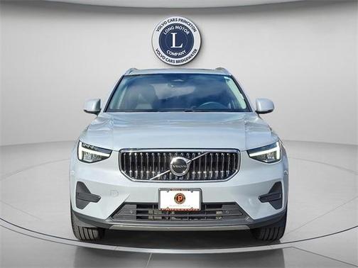 2025 Volvo XC40 B5 Core Bright Theme