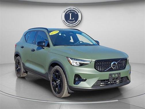 2025 Volvo XC40 Plus Dark Theme