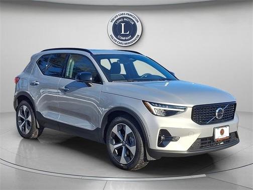 2025 Volvo XC40 B5 Plus Dark Theme