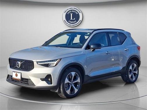 2025 Volvo XC40 B5 Plus Dark Theme