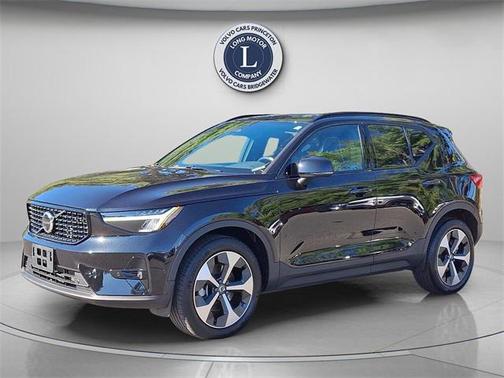 2025 Volvo XC40 B5 Plus Dark Theme