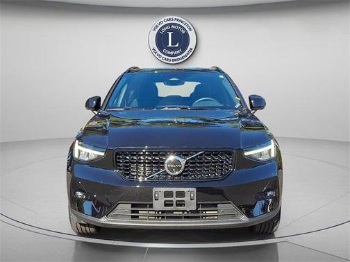 2025 Volvo XC40 B5 Plus Dark Theme