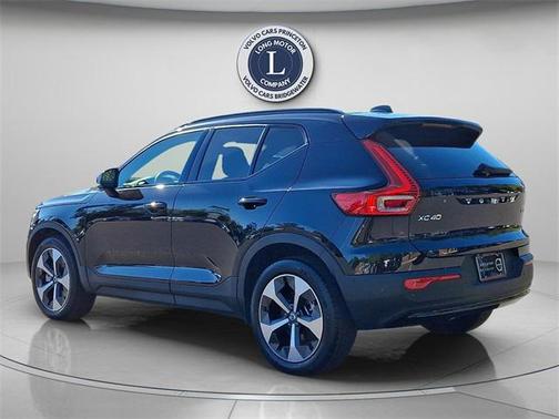 2025 Volvo XC40 B5 Plus Dark Theme