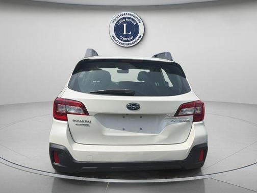 Crystal White Pearl 2018 Subaru Outback 2.5i