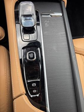 2024 Volvo XC90 Recharge Plug-In Hybrid T8 Ultimate Bright Theme 7-Seater