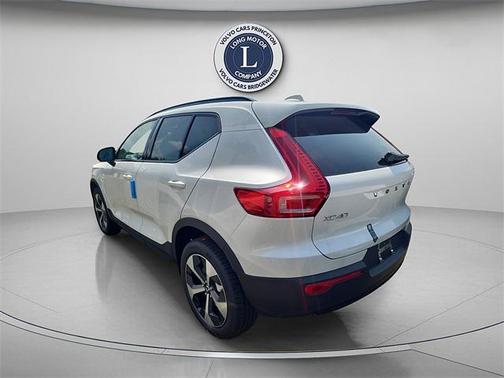 2025 Volvo XC40 B5 Plus Dark Theme