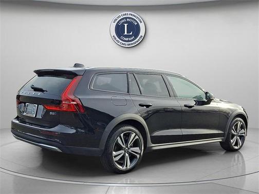 2025 Volvo V60 Cross Country B5 Plus