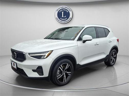 2025 Volvo XC40 B5 Core Bright Theme