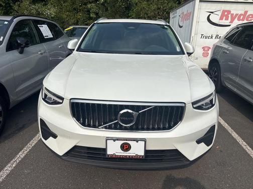 2025 Volvo XC40 B5 Core Bright Theme