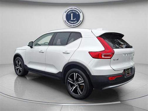 2025 Volvo XC40 B5 Core Bright Theme