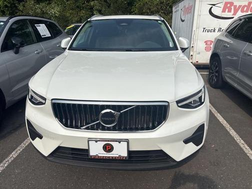 2025 Volvo XC40 B5 Core Bright Theme