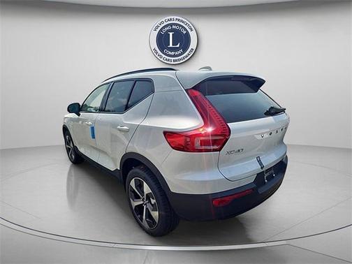 2025 Volvo XC40 B5 Plus Dark Theme