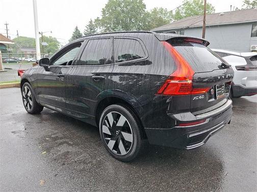 2024 Volvo XC60 Recharge Plug-In Hybrid T8 Plus Dark Theme