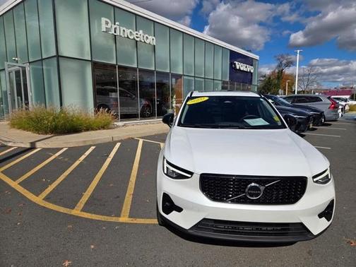 2025 Volvo XC40 B5 Plus Dark Theme