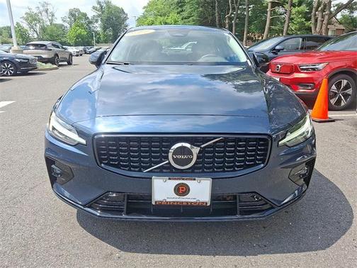 2024 Volvo S60 B5 Core Dark Theme