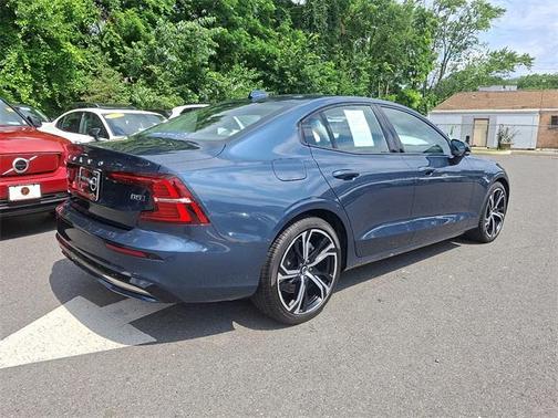 2024 Volvo S60 B5 Core Dark Theme