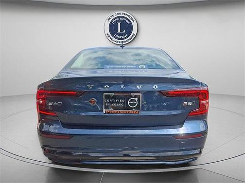 2024 Volvo S60 B5 Core Dark Theme