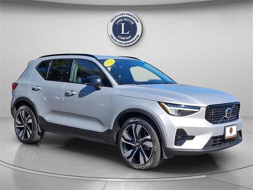 2025 Volvo XC40 B5 Plus Dark Theme