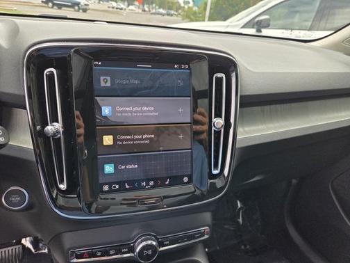 2025 Volvo XC40 B5 Plus Dark Theme