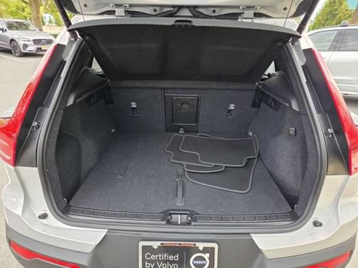 2025 Volvo XC40 B5 Plus Dark Theme