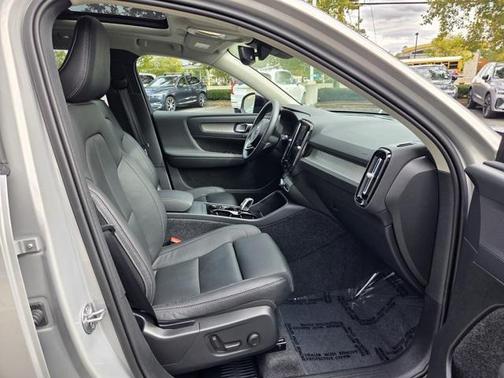 2025 Volvo XC40 B5 Plus Dark Theme