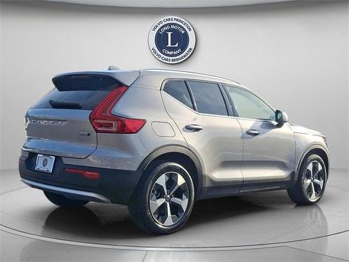 2025 Volvo XC40 B5 Plus Bright Theme