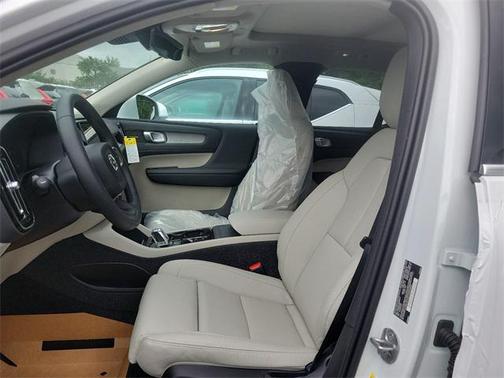 2025 Volvo XC40 Ultra Bright Theme