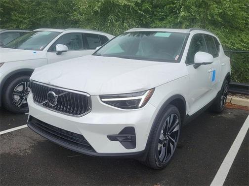 2025 Volvo XC40 Ultra Bright Theme
