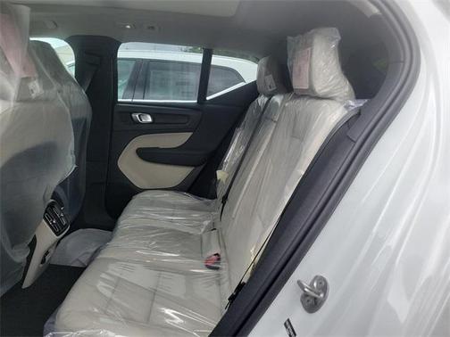 2025 Volvo XC40 Ultra Bright Theme