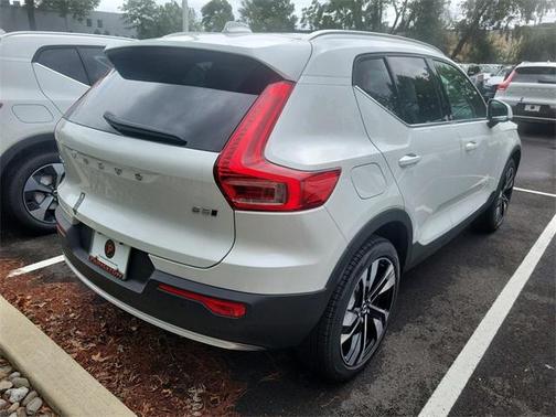 2025 Volvo XC40 Ultra Bright Theme