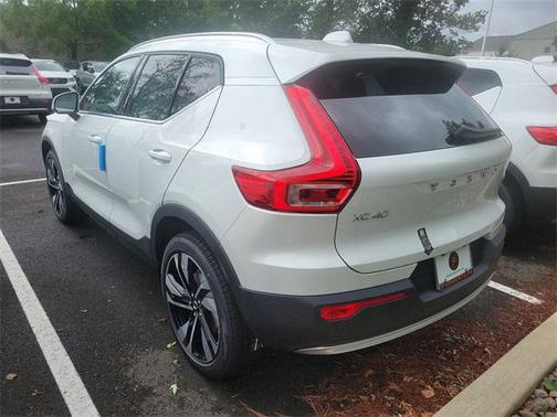2025 Volvo XC40 Ultra Bright Theme