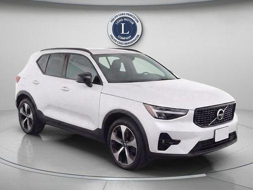 Crystal White 2026 Volvo XC40 B5 Ultra
