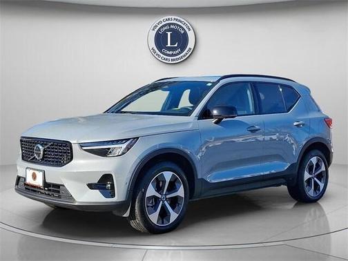 2025 Volvo XC40 B5 Plus Dark Theme