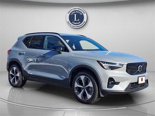 2025 Volvo XC40 B5 Plus Dark Theme