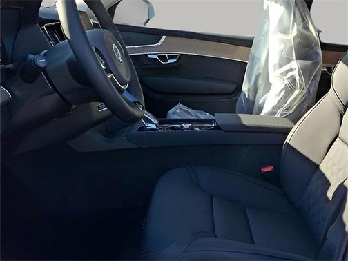 2025 Volvo XC90 B5 Plus 6-Seater