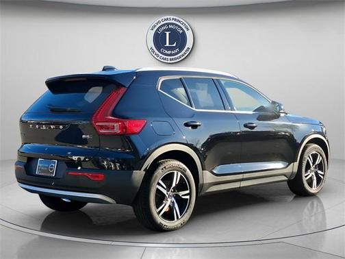 2025 Volvo XC40 B5 Core Bright Theme