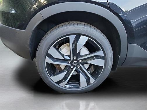 2025 Volvo XC40 B5 Plus Bright Theme
