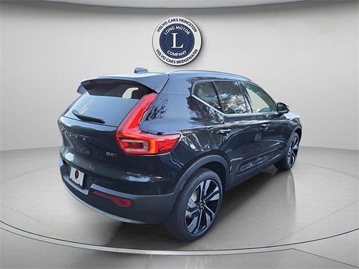 2025 Volvo XC40 B5 Plus Bright Theme