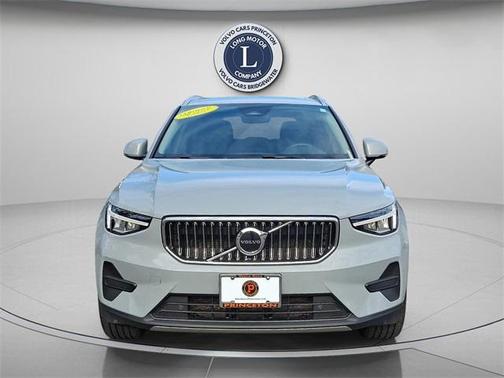 2025 Volvo XC40 B5 Core Bright Theme