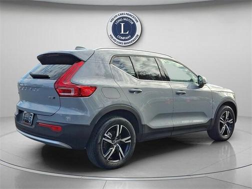 2025 Volvo XC40 B5 Core Bright Theme