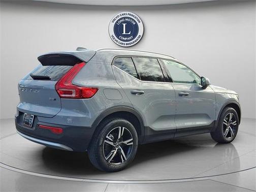 2025 Volvo XC40 B5 Core Bright Theme