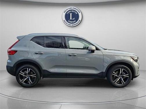 2025 Volvo XC40 B5 Core Bright Theme