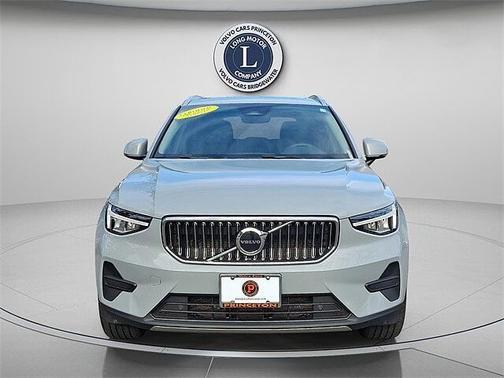 2025 Volvo XC40 B5 Core Bright Theme