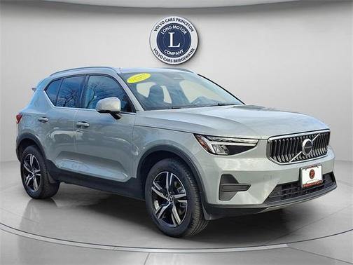2025 Volvo XC40 B5 Core Bright Theme