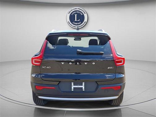 2025 Volvo XC40 B5 Ultra Bright Theme