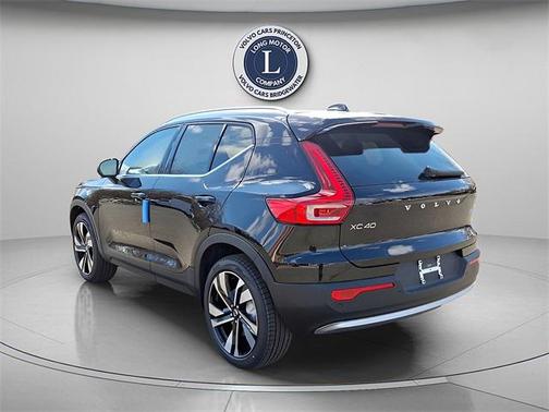 2025 Volvo XC40 B5 Ultra Bright Theme