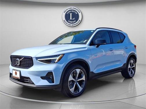 2025 Volvo XC40 B5 Plus Dark Theme