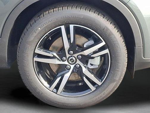 Forest Green 2026 Volvo XC40 B5 Core